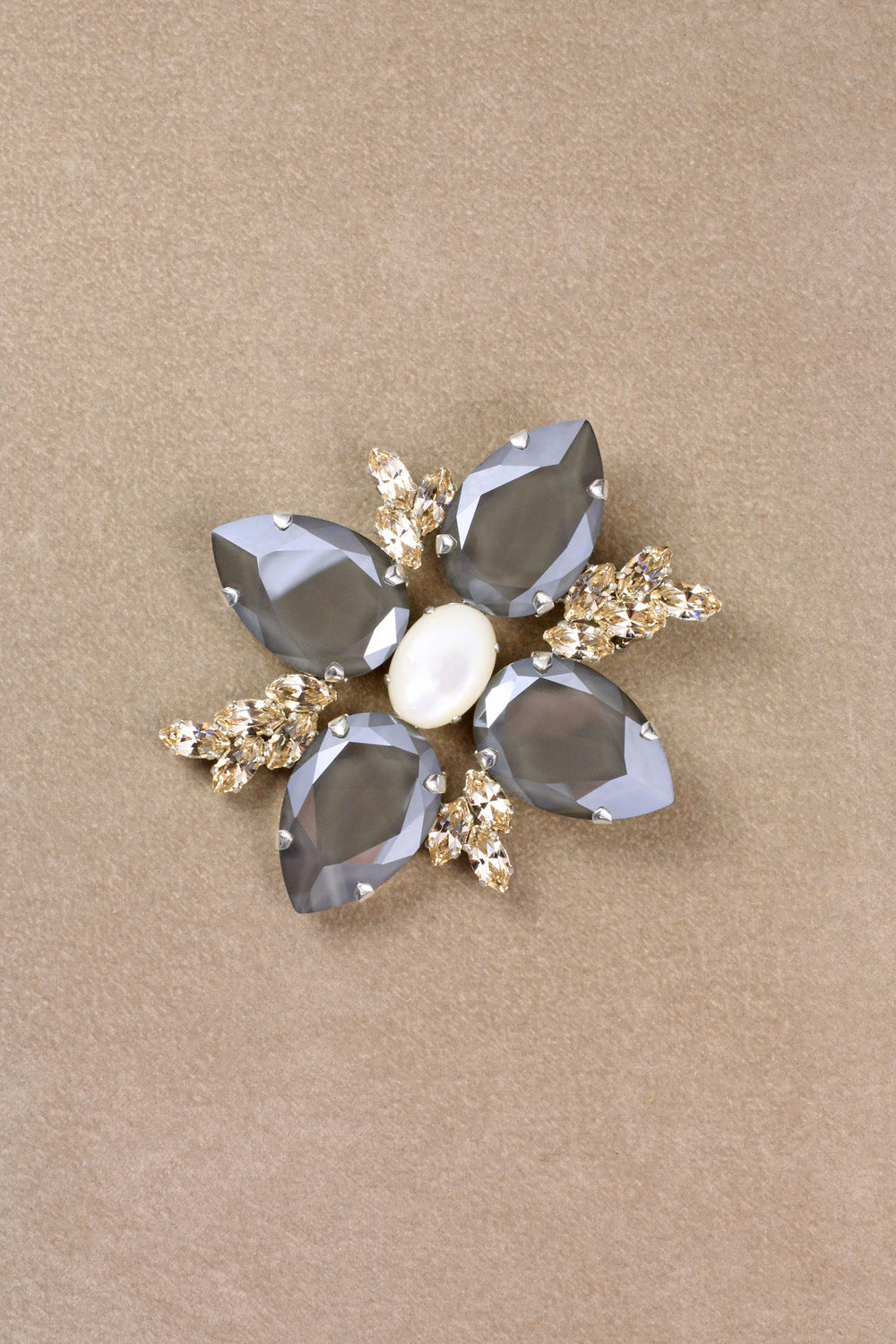 Broșă Fleur de Joséphine – Gris